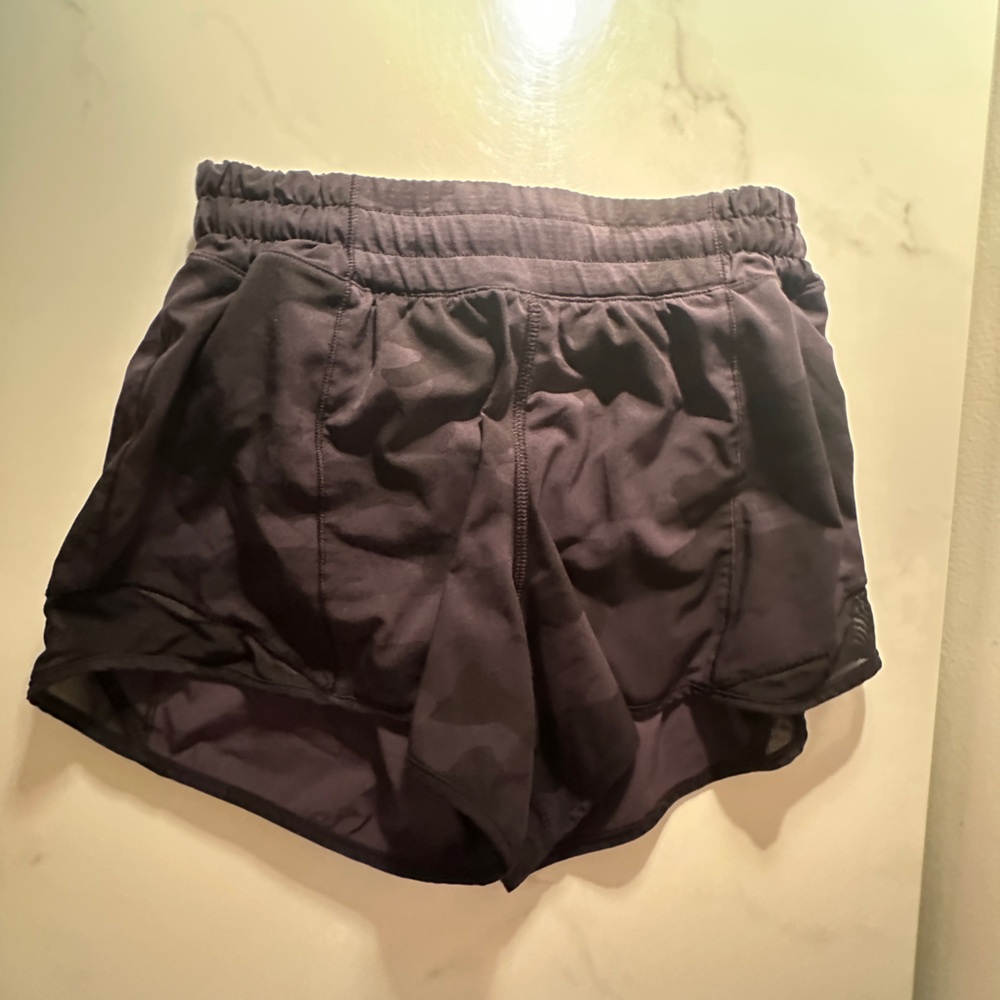 Lululemon black camo shorts size 4 tall